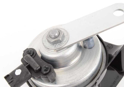 Bocina aguda OEM 61337839345 para BMW E60, E61. Recambio original BMW. Ideal para sustituir la bocina aguda dañada o averiada en tu vehículo.