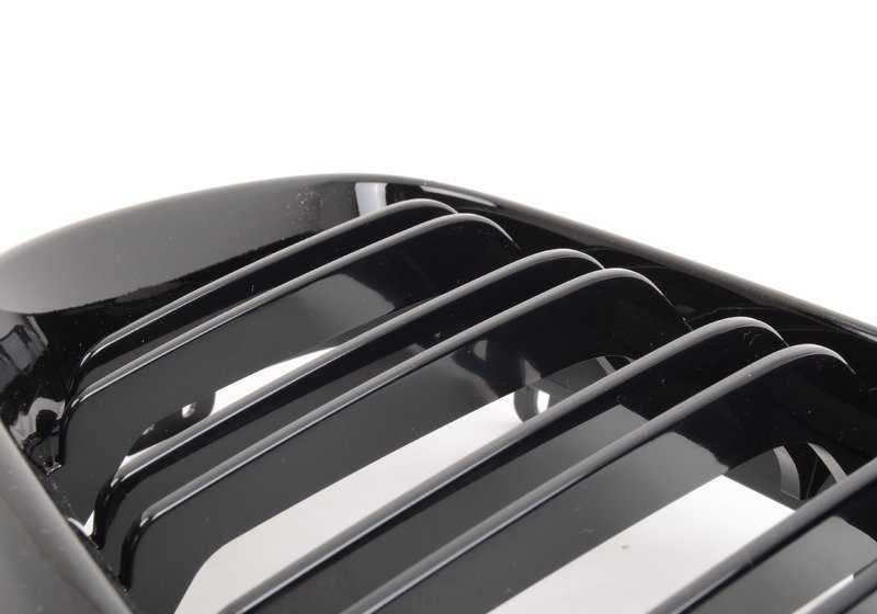 Parrilla delantera derecha M Performance en negro brillante OEM 51712355448 para BMW F87, F87N. Sustituye la parrilla cromada original con doble lama y logo M. Solo para modelos sin Night Vision. Original BMW.