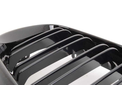 Parrilla delantera derecha M Performance en negro brillante OEM 51712355448 para BMW F87, F87N. Sustituye la parrilla cromada original con doble lama y logo M. Solo para modelos sin Night Vision. Original BMW.