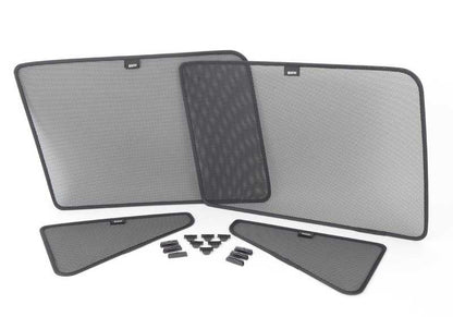 Parasoles laterales traseros (1 pieza) OEM 51462318007 para BMW F31. Protege del sol y reduce el calor interior. Usable con la ventanilla bajada. Original BMW.