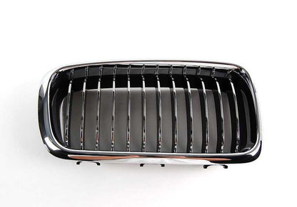 Rejilla embellecedora derecha cromada OEM 51138231596 para BMW E38. Original BMW.