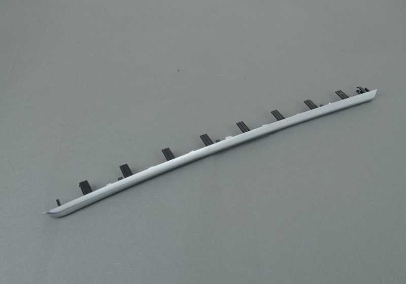 Moldura trasera izquierda perlada OEM 51427393477 para BMW F30, F31. Repuesto original BMW.