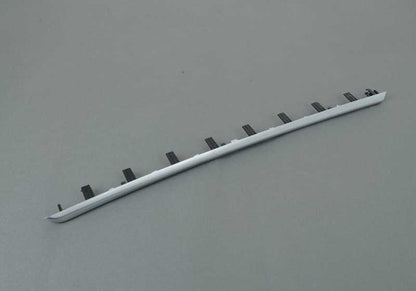 Moldura trasera izquierda perlada OEM 51427393477 para BMW F30, F31. Repuesto original BMW.
