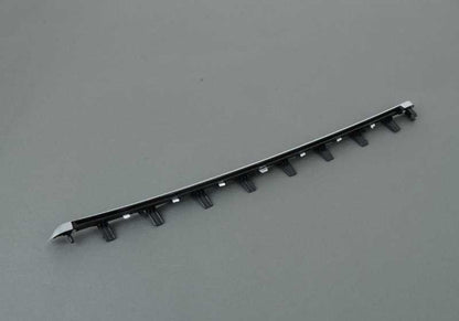 Moldura trasera izquierda perlada OEM 51427393477 para BMW F30, F31. Repuesto original BMW.