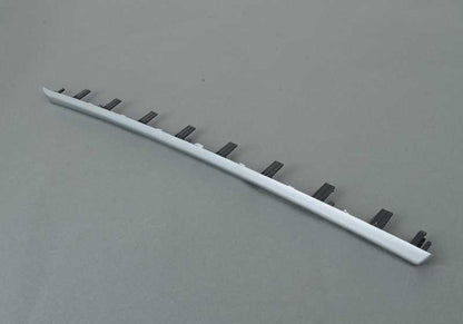 Moldura trasera izquierda perlada OEM 51427393477 para BMW F30, F31. Repuesto original BMW.