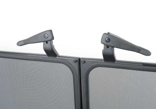 Le pare-brise en acier OEM 54347246090 pour la série BMW 6 F12 et F12N. Accessoire BMW d'origine idéal pour réduire le vent lorsqu'il est converti. BMW d'origine.