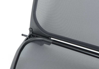 Le pare-brise en acier OEM 54347246090 pour la série BMW 6 F12 et F12N. Accessoire BMW d'origine idéal pour réduire le vent lorsqu'il est converti. BMW d'origine.