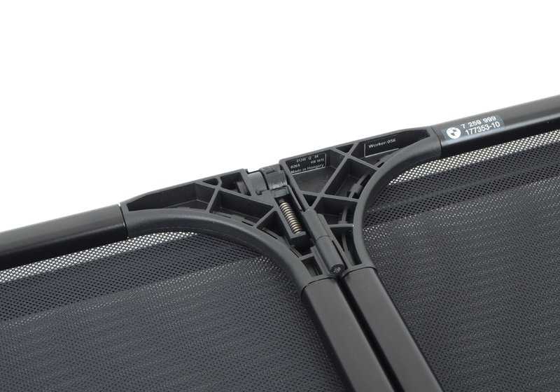 Le pare-brise en acier OEM 54347246090 pour la série BMW 6 F12 et F12N. Accessoire BMW d'origine idéal pour réduire le vent lorsqu'il est converti. BMW d'origine.