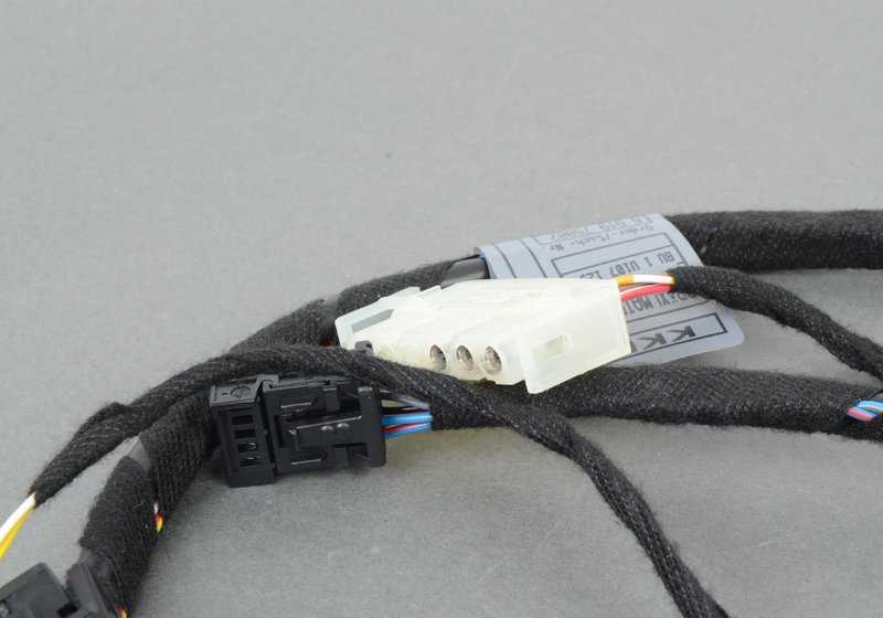 Cabo de conexão para navegação 61126919758 para modelos BMW X5 E53 (3.0D, 3.0i) fabricados entre 2001 e 2006. Compatível com o sistema de navegação MK III. BMW original.
