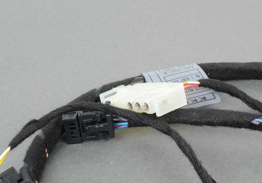 Connection cable for navigation 61126919758 for BMW X5 E53 (3.0d, 3.0i) Models manufactured between 2001 and 2006. Compatible with MK III navigation system. Original BMW.