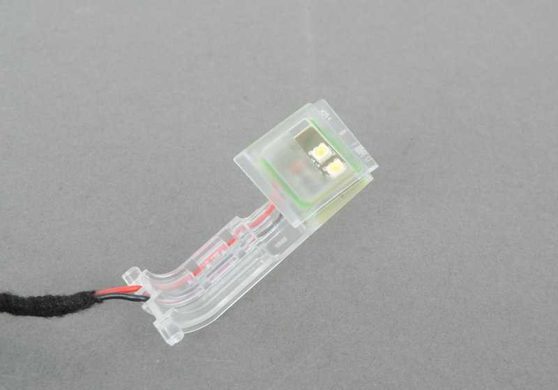 Luz LED tirador puerta delantera izquierda OEM 63177184659 para BMW X5 E70, E70N y BMW X6 E71. Iluminación original para maneta exterior. Recambio original BMW.
