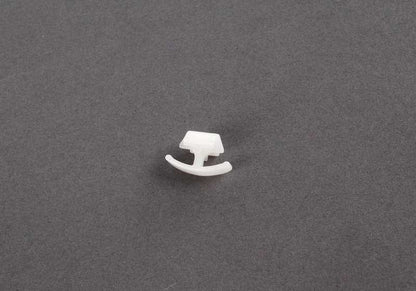 OEM 51238207820 clip for BMW E36 and E66. Original BMW piece used in front hood and interior panels. Ideal for interior and exterior fixings of the vehicle. Original BMW.