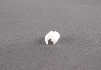 OEM 51238207820 clip for BMW E36 and E66. Original BMW piece used in front hood and interior panels. Ideal for interior and exterior fixings of the vehicle. Original BMW.
