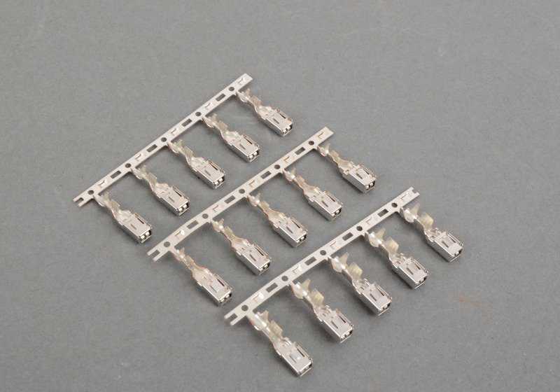 UNIVERSAL CONNECTOR OEM 61136984750 FOR BMW E81, E82, E87, E88, F70, E36, E46, E90, E91, E92, E93, E34, E60, E61, G60, G61, G68, G90, E63, G70, G16, E84, U11, U11, U11, U11, U11 G45, G05, G18, F95, G06, F96, G07, G09, Z3, E85, E52. BMW d'origine.
