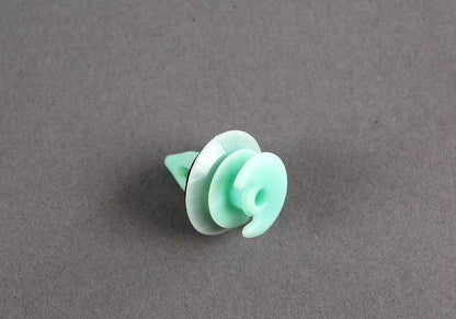 Clip avec carte OEM 51418247000 pour BMW E38 (toutes les versions). Pièce BMW d'origine pour fixer les panneaux des portes avec airbag latéral. Idéal pour maintenir le réglage parfait. Couleur verte