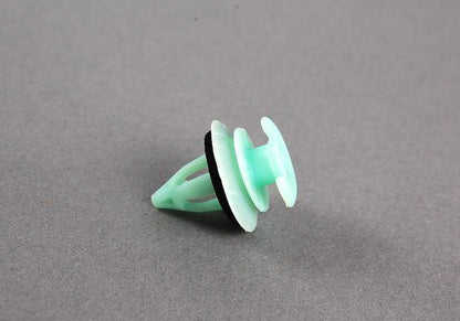 Clip avec carte OEM 51418247000 pour BMW E38 (toutes les versions). Pièce BMW d'origine pour fixer les panneaux des portes avec airbag latéral. Idéal pour maintenir le réglage parfait. Couleur verte