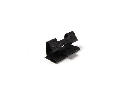Clip sujeción OEM 51221938297 para BMW E34, E39, E32, E38. Pieza original BMW utilizada en fijación de juntas de puertas y molduras interiores. Ideal para mantener piezas en su lugar con ajuste original.