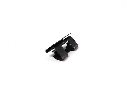 Clip sujeción OEM 51221938297 para BMW E34, E39, E32, E38. Pieza original BMW utilizada en fijación de juntas de puertas y molduras interiores. Ideal para mantener piezas en su lugar con ajuste original.