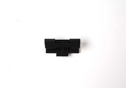 Clip sujeción OEM 51221938297 para BMW E34, E39, E32, E38. Pieza original BMW utilizada en fijación de juntas de puertas y molduras interiores. Ideal para mantener piezas en su lugar con ajuste original.