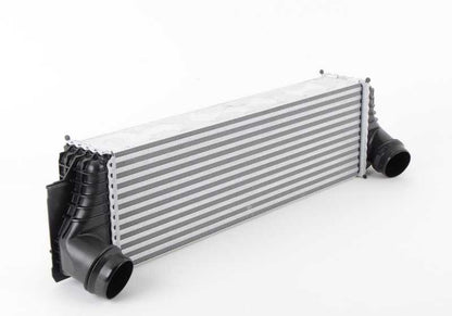 Intercooler OEM 17117605664 para BMW F06, F06N, F12, F12N, F13, F13N, F01N, F02N. Enfría el aire del turbo para mejorar el rendimiento. Recambio original BMW.