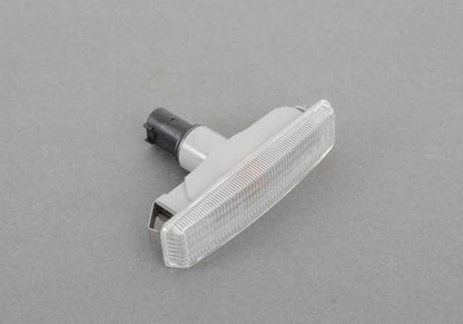 Intermitente lateral blanco OEM 63142496299 para BMW E39. Compatible con todos los modelos BMW Serie 5 E39. Luz de señalización original BMW.