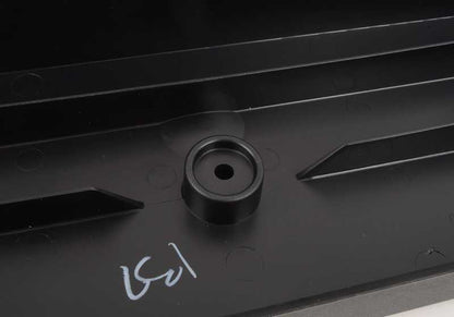 Portamatrículas OEM 51138059853 para BMW X3 F25 y X4 F26. Compatible con versiones sDrive18d, sDrive20i. Original BMW.