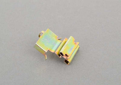 Clip de cierre OEM 51211925899 para BMW E21, E12, E28, E23. Original BMW.