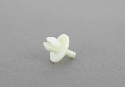 OEM expansor clip 07147213303 for BMW F07, F10, F11, F18, G30, G31, G38, G60, G61, F06, F12, F13, G32, F02, F04, G11, G12, G70, G14, G15, G16, G22, G26, G82, G82, G83, G83, E84. Original BMW.