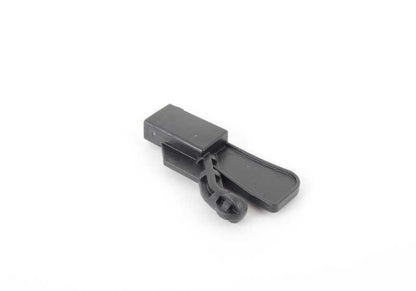 Clip plástico inferior derecho OEM 51317306206 para BMW F25 y F26. Pieza original BMW. Ideal para fijación en cristales o molduras, fácil recambio para mantenimiento exterior del vehículo.