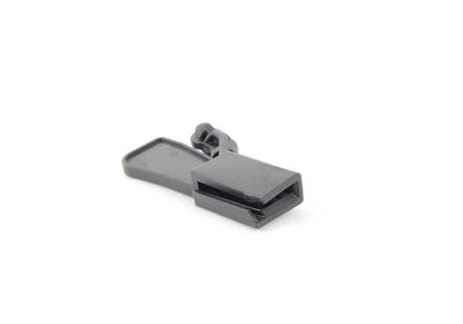 Clip plástico inferior derecho OEM 51317306206 para BMW F25 y F26. Pieza original BMW. Ideal para fijación en cristales o molduras, fácil recambio para mantenimiento exterior del vehículo.