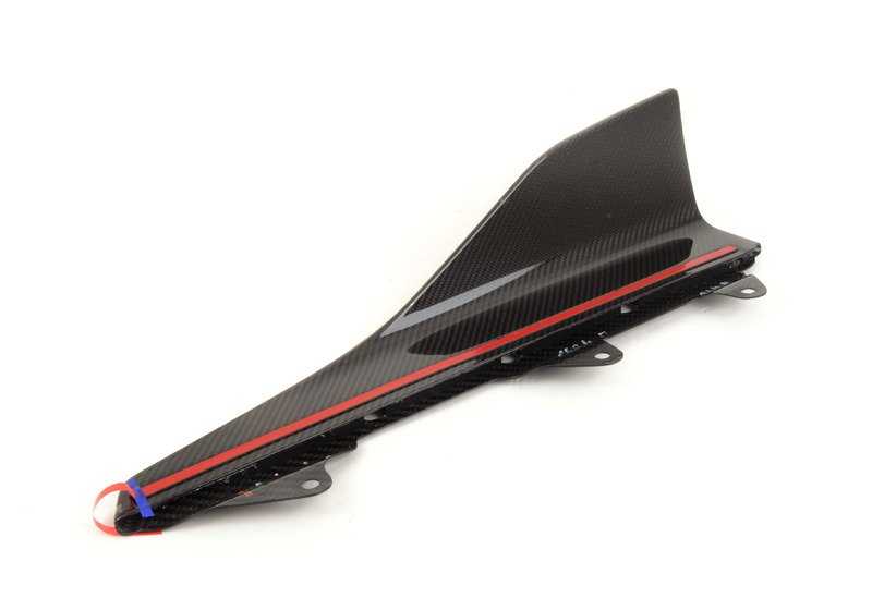 Añadido lateral M Performance de carbono OEM 51192365984 para BMW F87, F87N. Mejora estética deportiva y aerodinámica. Incluye adhesivo M Performance y piezas de montaje. Original BMW.