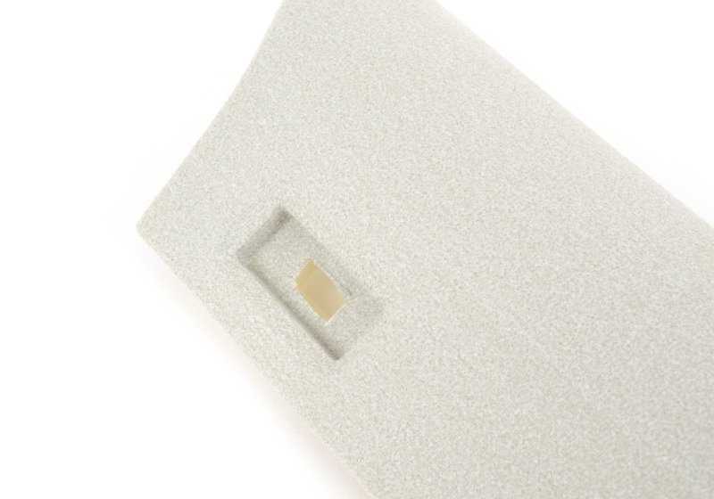 Cubierta embellecedora derecha para panel cortafuegos OEM 51438235006 para BMW E39. Original BMW.
