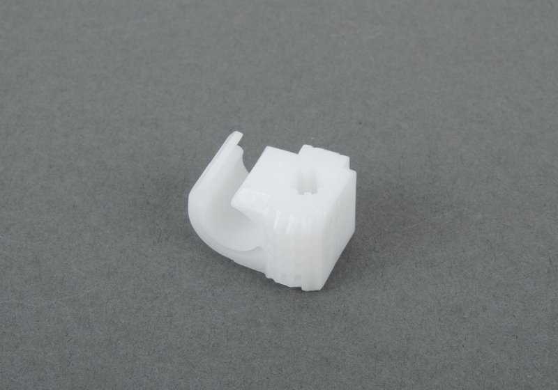 Soporte de sujeción de cables OEM 16131177494 para BMW E81, E82, E87, E87N, E88, E30, E36, E46, E90, E90N, E91, E91N, E92, E92N, E93, E93N, E28, E34, E39, F07N, F10N, F11N, E32, E38, F02N, E31, E84, E53, E70, E70N, F15, E71, E52. Original BMW.