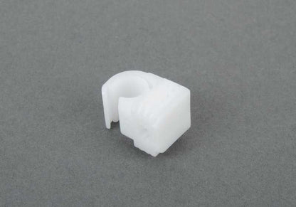 Soporte de sujeción de cables OEM 16131177494 para BMW E81, E82, E87, E87N, E88, E30, E36, E46, E90, E90N, E91, E91N, E92, E92N, E93, E93N, E28, E34, E39, F07N, F10N, F11N, E32, E38, F02N, E31, E84, E53, E70, E70N, F15, E71, E52. Original BMW.
