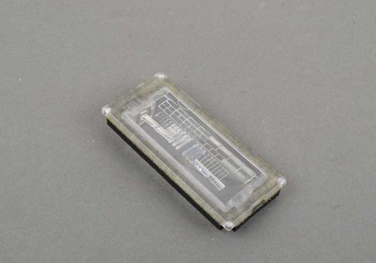 Lente de luz para maneta del portón trasero OEM 51137165524 para BMW E65, E66. Original BMW.