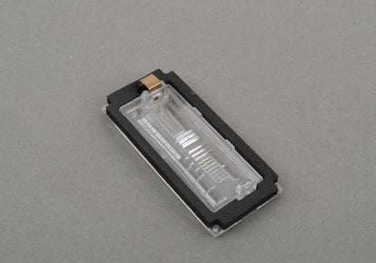 Lente de luz para maneta del portón trasero OEM 51137165524 para BMW E65, E66. Original BMW.