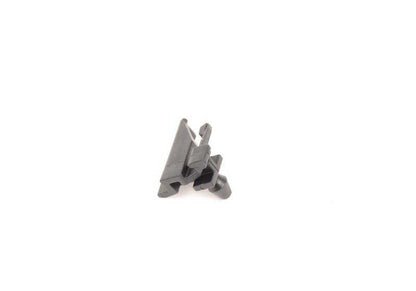 Clip de fijación OEM 51327004697 para BMW X5 E53. Pieza original BMW para molduras y juntas de puerta delantera y trasera.