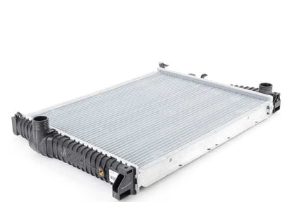 Radiateur de réfrigérant pour les séries BMW et les modèles disponibles (OEM 17111427165). BMW d'origine