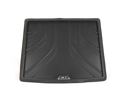 Alfombrilla cubre maletero rígida OEM 51472407173 para BMW X1 F48. Compatible con versiones sDrive y xDrive (16d, 18i, 20i, 20d, 25i). Diseño X-Line negro/plata. Original BMW.