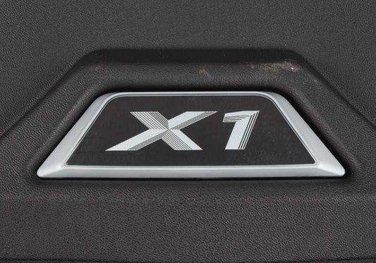 Alfombrilla cubre maletero rígida OEM 51472407173 para BMW X1 F48. Compatible con versiones sDrive y xDrive (16d, 18i, 20i, 20d, 25i). Diseño X-Line negro/plata. Original BMW.