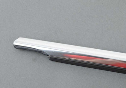 Cubierta exterior del marco de la puerta trasera izquierda OEM 51357182291 para BMW F10, F11. Original BMW.