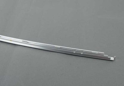 Embellecedor marco superior ventana puerta trasera derecha OEM 51357182300 para BMW F10. Original BMW.