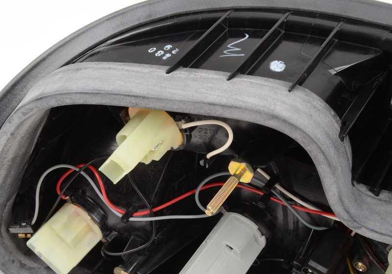 Piloto trasero derecho OEM 63218399604 para BMW E36 (todas las versiones) y BMW Z3 (todos los modelos). Original BMW.