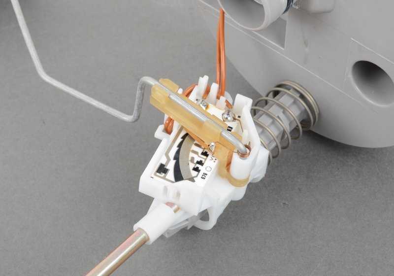 Sensor de nivel de combustible izquierdo OEM 16146758734 para BMW E36. Original BMW.