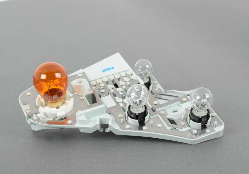 Suporte para lâmpada de luz traseira esquerda para BMW Série 3 E93 (OEM 63217178383). BMW original