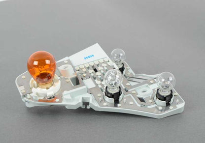 Suporte para lâmpada de luz traseira esquerda para BMW Série 3 E93 (OEM 63217178383). BMW original