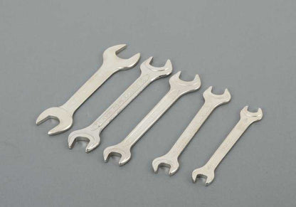 Juego de herramientas OEM 71111240890 para BMW E30, E31, E32, E34, E36, E38, E39, E46, E53, E60, E61, E63, E64, E65, E66, E70, E83, E90, E91, E92, E93. Original BMW.