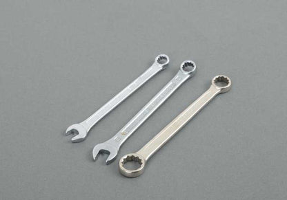 Juego de herramientas OEM 71111240890 para BMW E30, E31, E32, E34, E36, E38, E39, E46, E53, E60, E61, E63, E64, E65, E66, E70, E83, E90, E91, E92, E93. Original BMW.