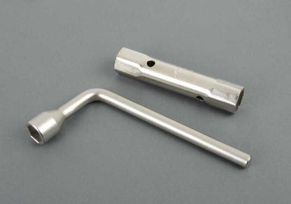 Juego de herramientas OEM 71111240890 para BMW E30, E31, E32, E34, E36, E38, E39, E46, E53, E60, E61, E63, E64, E65, E66, E70, E83, E90, E91, E92, E93. Original BMW.