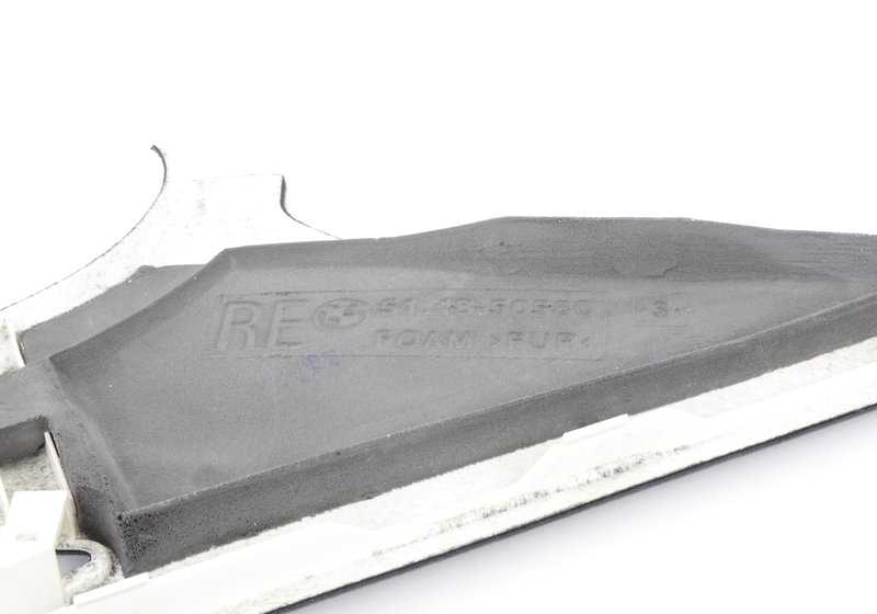 Tapa Pilar Trasero Derecho OEM 51437006856 para BMW E39 (Sedán y Touring). Original BMW.